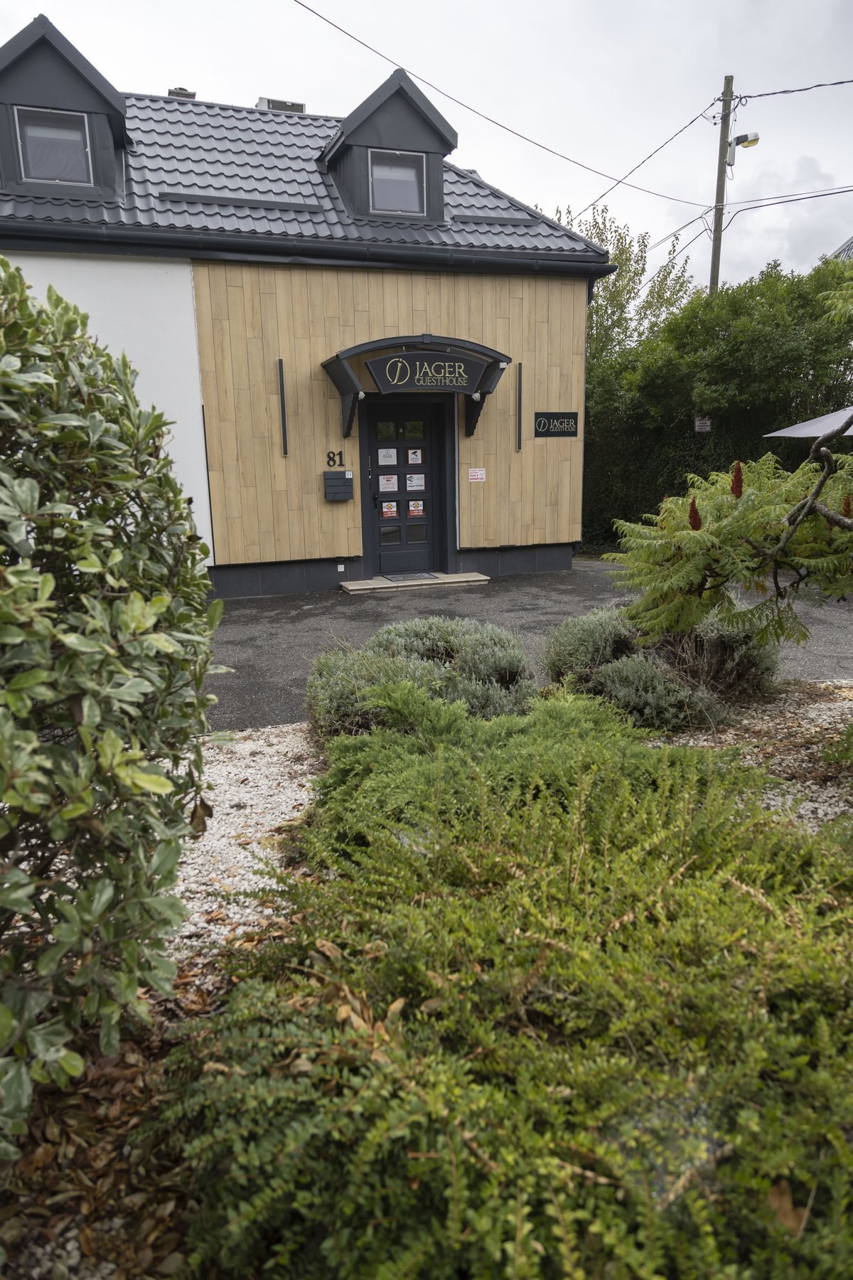 A Jager Guesthouse levendulás előkerttel